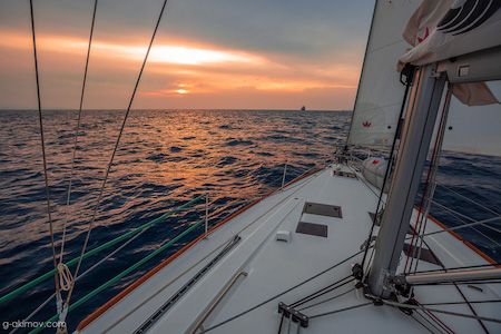 picture of sailing yacht un sunset