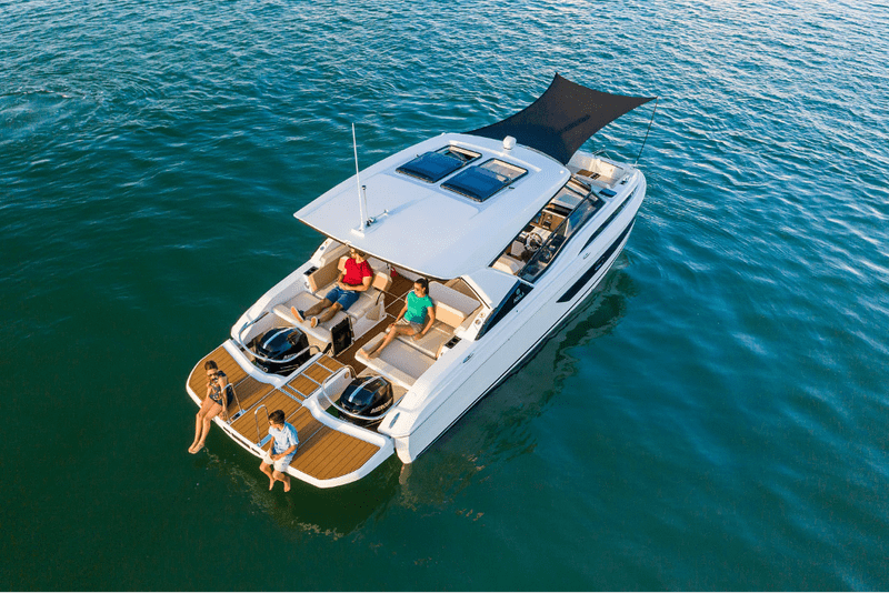 At 32 sport. Aquila 32 катамаран. Катера с валолинией. ВАЛОЛИНИЯ яхты. Sealine s37