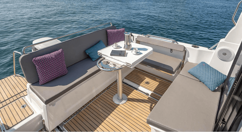 Review Beneteau Antares 8