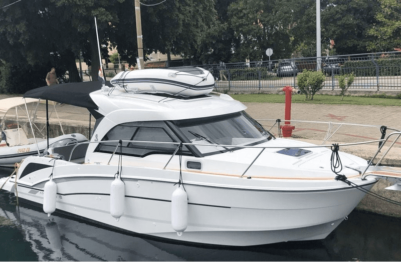 Review Beneteau Antares 8