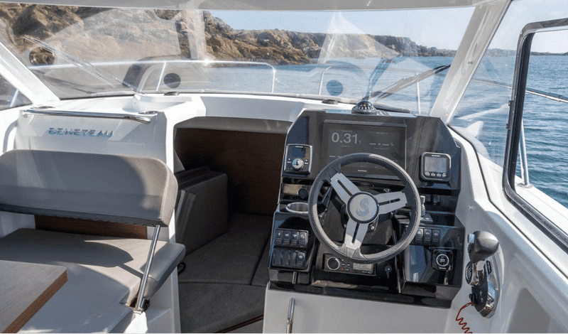 Review Beneteau Antares 8