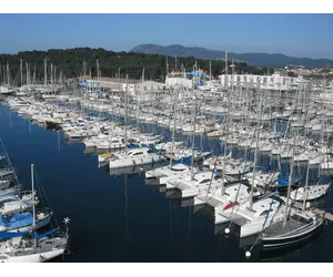 Comment choisir une base de location de yacht