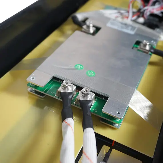 Batterie lithium Ultimatron LiFePO4 25,6V 100Ah avec Bluetooth et BMS intelligent intégré., 9 image Batterie lithium Ultimatron LiFePO4 25,6V 100Ah avec Bluetooth et BMS intelligent intégré., 9 image