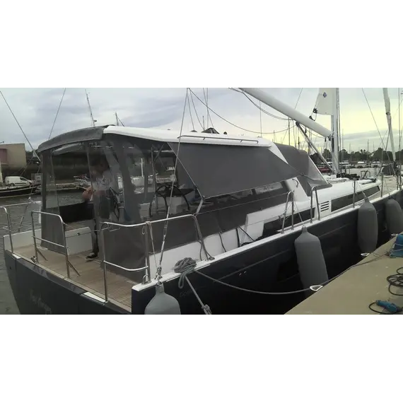 Auvent de soleil sur le toit souple OCEANIS YACHT 60 (2022)