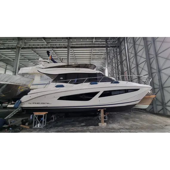 Regal 42 Fly (2021 / 2 cabins), 5 image Regal 42 Fly (2021 / 2 cabins), 5 image