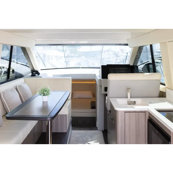 Regal 42 Fly (2021 / 2 cabins), 3 image Regal 42 Fly (2021 / 2 cabins), 3 image